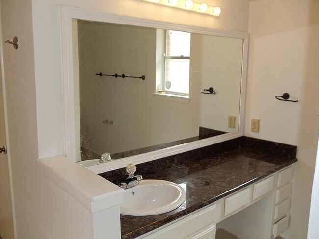 Foto del edificio - 10818 Lynbrook Dr