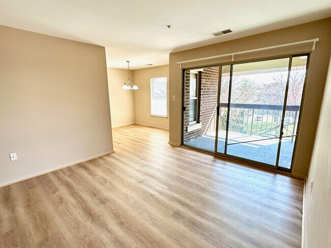 Foto del edificio - Spacious one bedroom condo located in the summer ridge community!