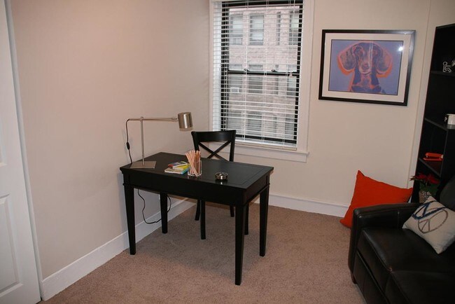Foto del edificio - 2756 N Pine Grove Ave