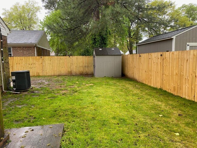 Building Photo - ***Tucked away 3 bed 2 bath Brick ranch ne...