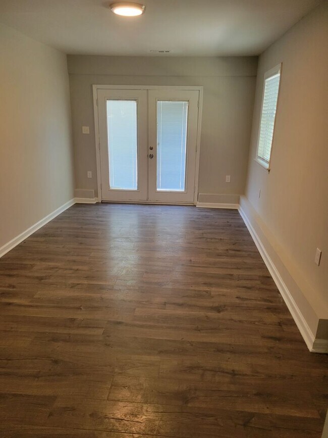 Building Photo - Charming 3 Bed 1 Bath minutes from Downtow...