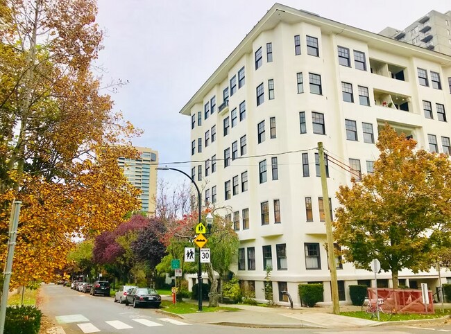 Building Photo - West End Living in a Heritage Status Address