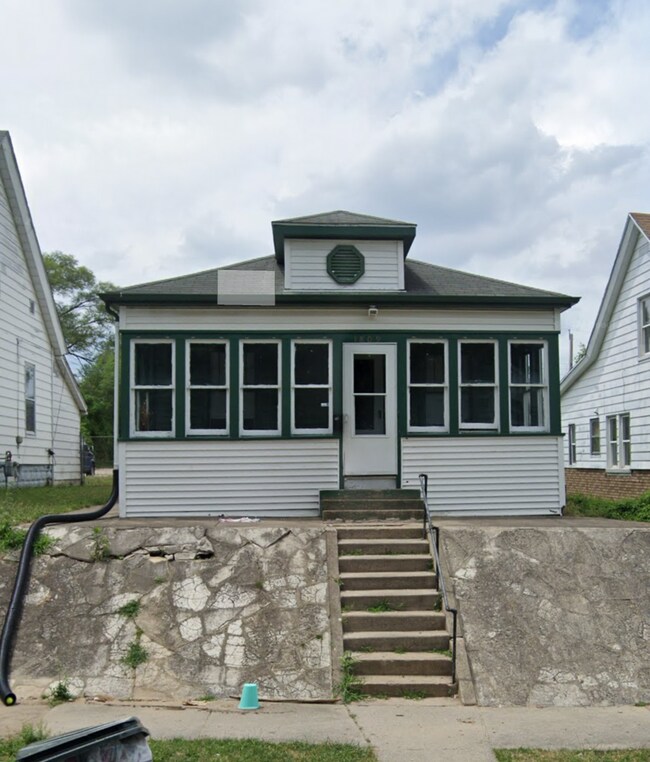 Building Photo - 2 bedroom Craftsman style Bungalow Rum Vil...