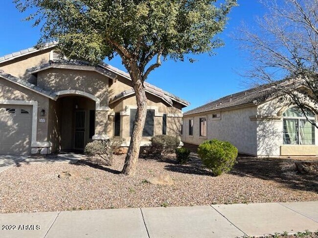 Foto del edificio - SPACIOUS 4 bedroom, 2 bath home in Phoenix!