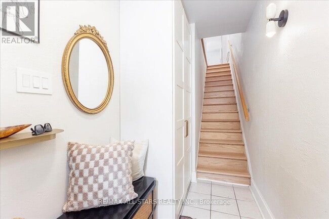 Building Photo - 387 Ontario St