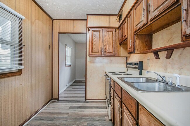 Building Photo - Three bedroom south side retreat