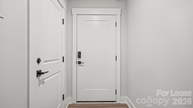 Foto del edificio - 2025 Clarksdale Dr