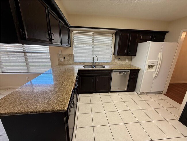 Building Photo - 3031 Green Fields Dr