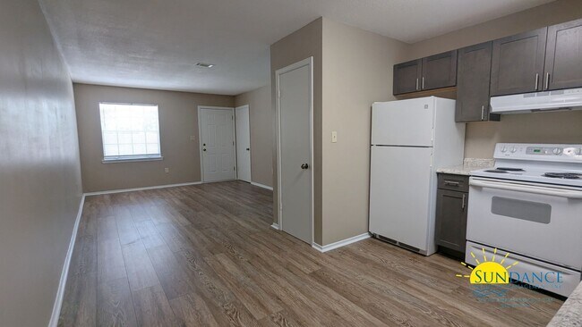 Building Photo - Cozy 2 Bedroom, 1 Bath End Unit in Fort Wa...