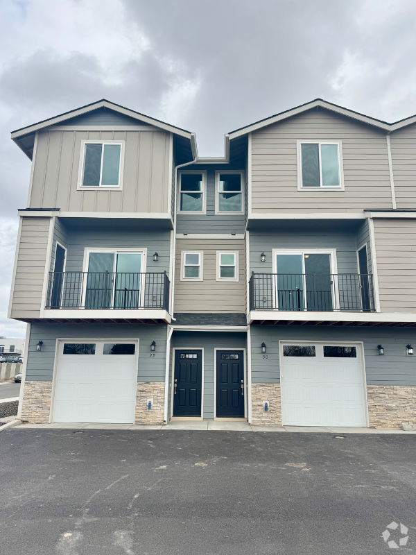 Building Photo - 2600 Racquet Ln