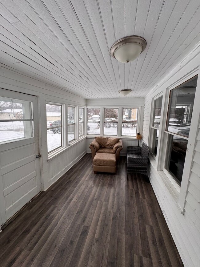 Foto del edificio - AVAILABLE NOW! Large 3 Bedroom, 2 Bathroom, with Extra Rooms and Two Car Garage in Anoka