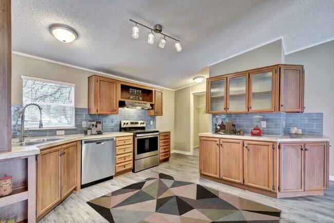 Building Photo - Renovated 3 Bedroom with Open Floor Plan