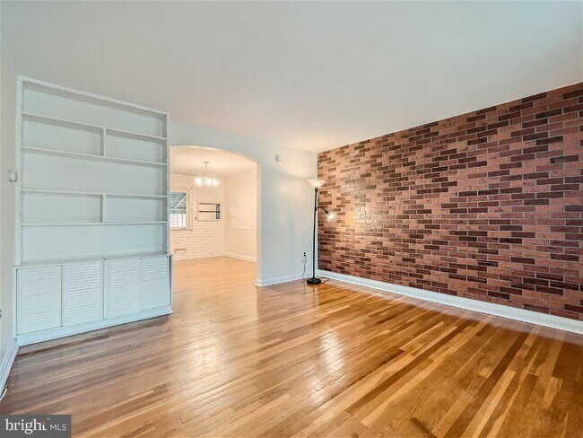 Building Photo - 2810 Kirkleigh Rd