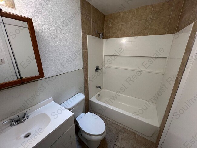 Foto del edificio - Spacious 3-bedroom 2 bath home- Freshly pa...
