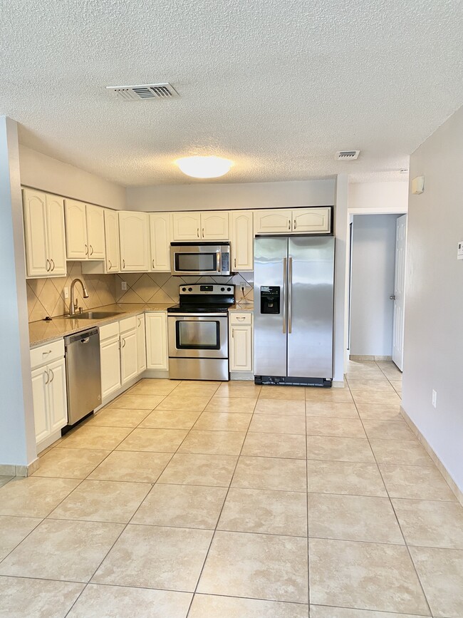 Kitchen - 2720 S Sunrise Ct