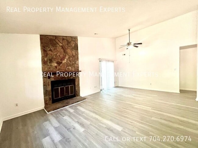 Foto del edificio - 723 Cricketwood Ln