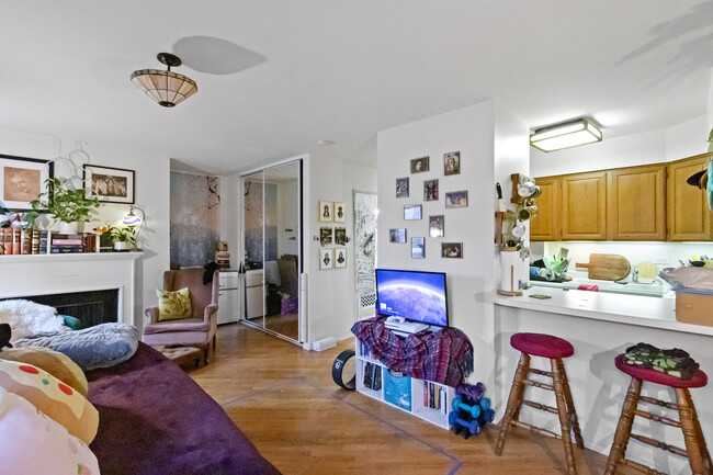 Building Photo - 636 W Webster Ave