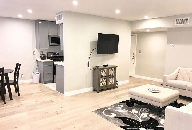 Foto del edificio - 10445 Eastborne Ave