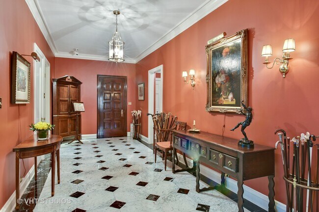 Foto del edificio - 220 E Walton Pl
