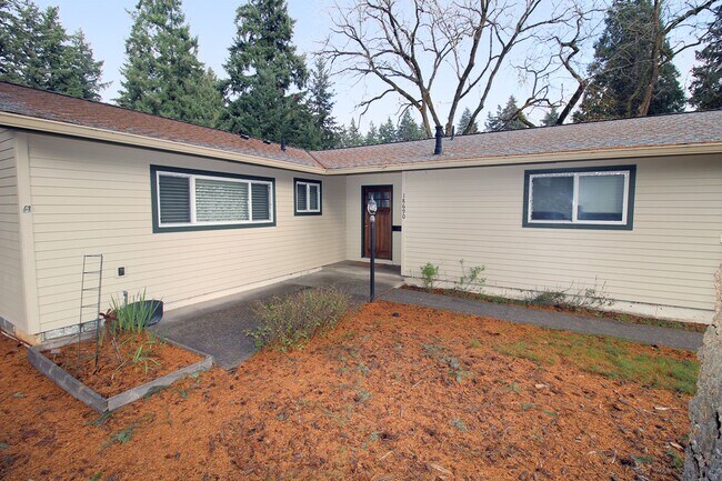 Foto del edificio - Gorgeous, Remodeled 3 Bed/2 Bath Mid-Century Ranch on Huge Lot – Lake Oswego!