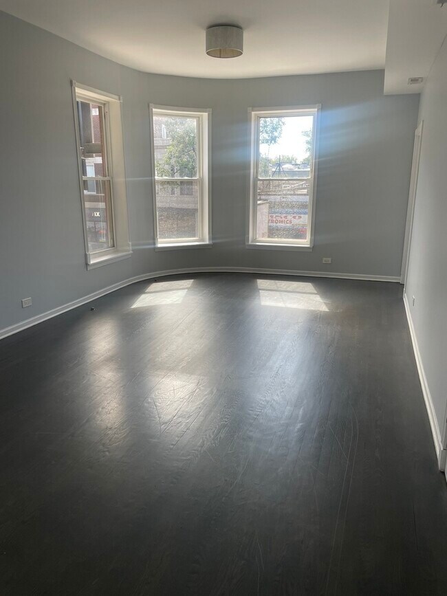 Building Photo - 1934 W Chicago Ave