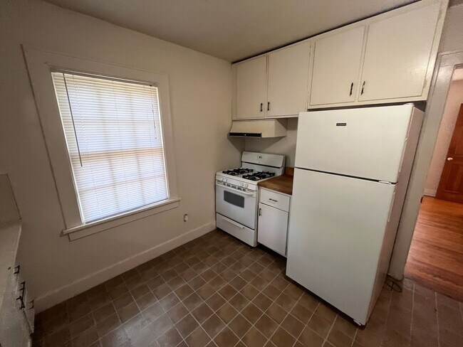 Building Photo - 3 Bedroom House On Grant!