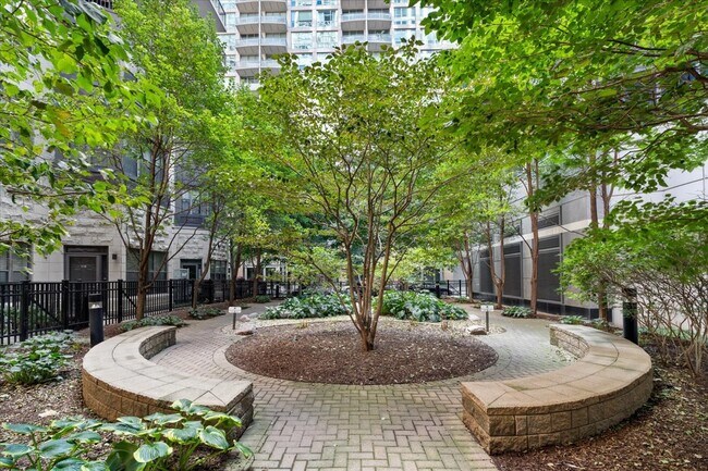 Foto del edificio - 1250 S Indiana Ave