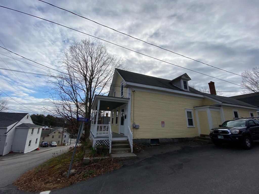 11 Chapel St, Newmarket, NH 03857