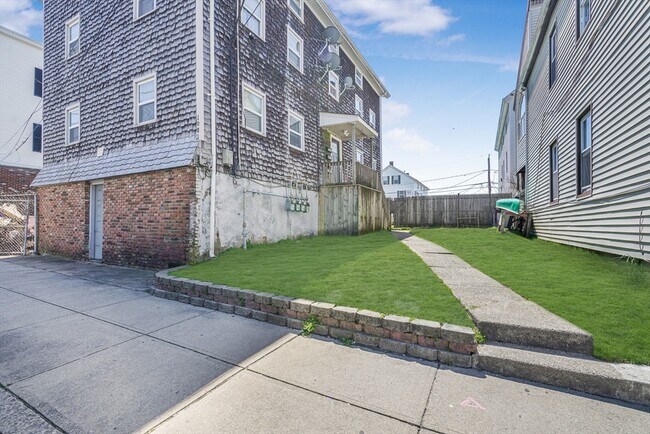 Building Photo - 1081 Bedford St