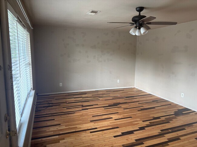 Building Photo - $1,500 Move-In Special
