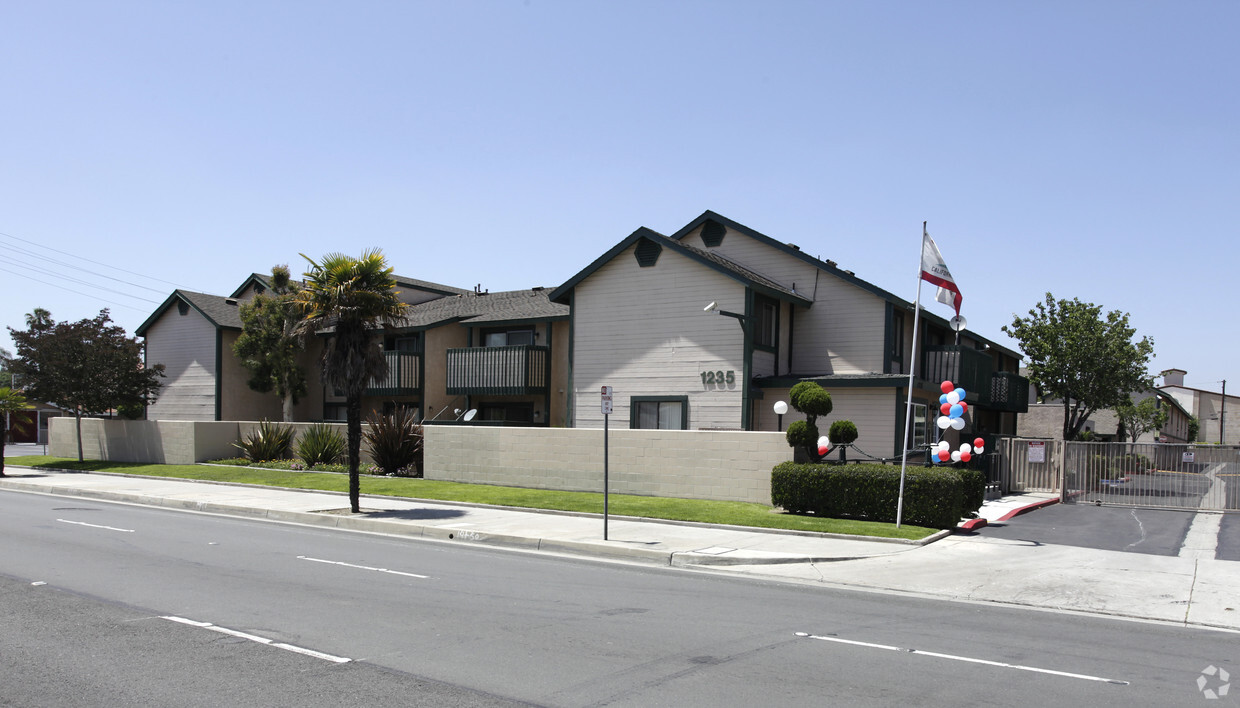 Primary Photo - Lincoln Wood Apartments