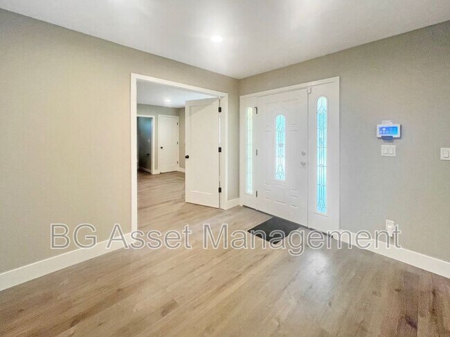 Building Photo - 511 Dahlia Ct