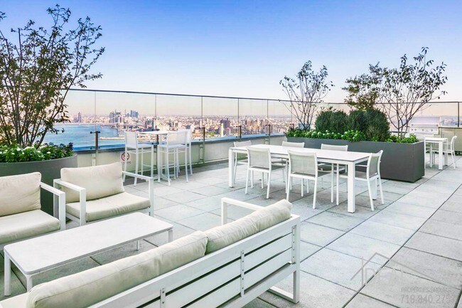 Building Photo - 302 Gold St