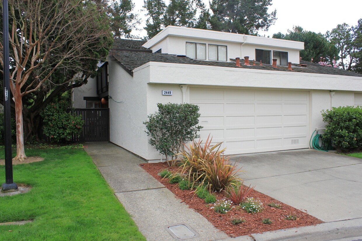 Primary Photo - Near Sand Hill and Stanford! Beautifully R...
