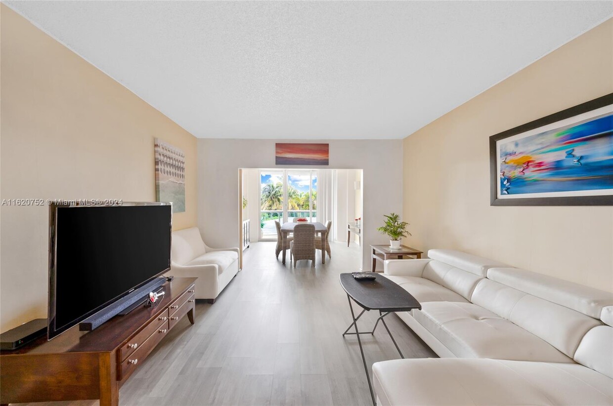 Foto principal - 19380 Collins Ave