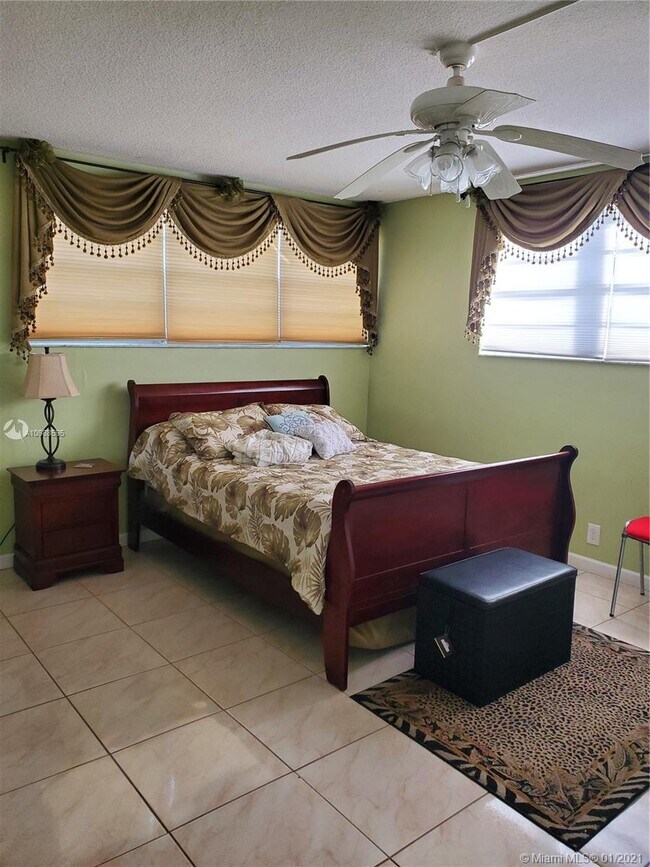 Building Photo - 1333 E Hallandale Beach Blvd