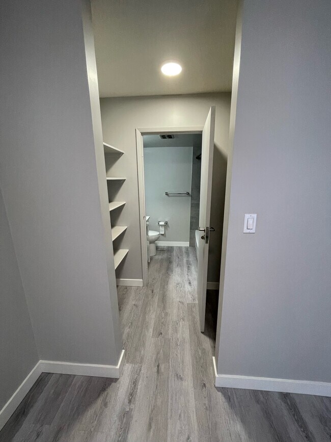 Photo du bâtiment - 13516-102 102 St NW