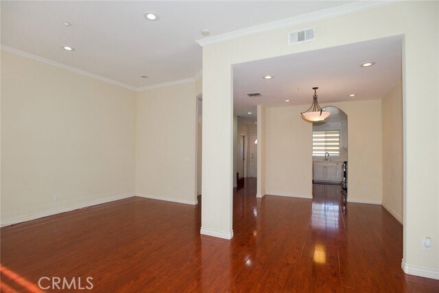 Foto del edificio - 2345 Montrose Ave