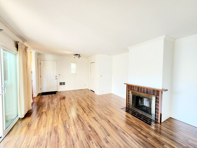 Building Photo - Desirable townhouse style 2 bedroom at The...