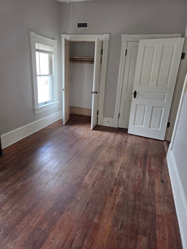 Armario del dormitorio - 531 NE 2nd St