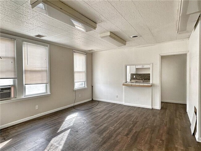 Building Photo - 816 Midland Ave