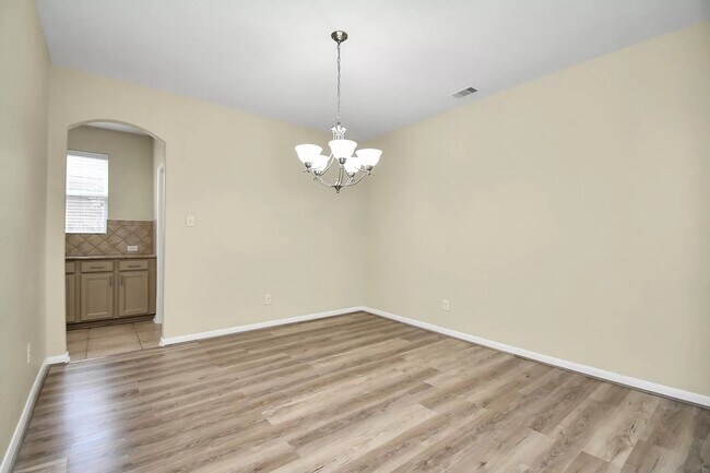 Foto del edificio - 6315 Bain Dr