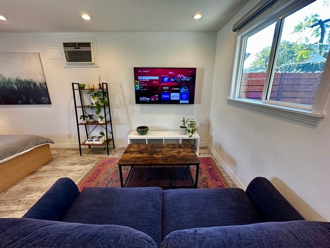 Televisor con opciones de Roku TV - 1743 S Orange Grove Ave