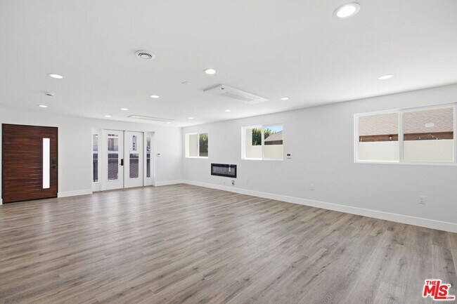 Building Photo - 11611 Burbank Blvd