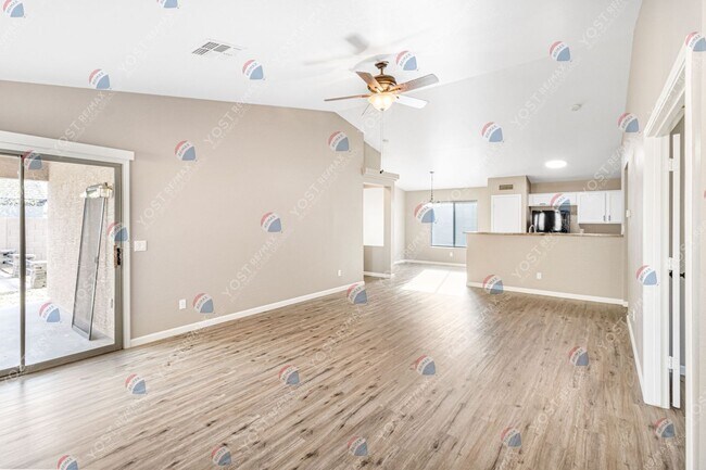 Foto del edificio - Stylish, low-maintenance living in Mission...