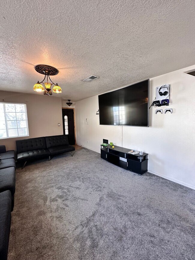 Foto del edificio - Coming Soon! 5 Bedroom 2.5 Bathroom w/ 2 Car Garage w/ Refrigerated Air