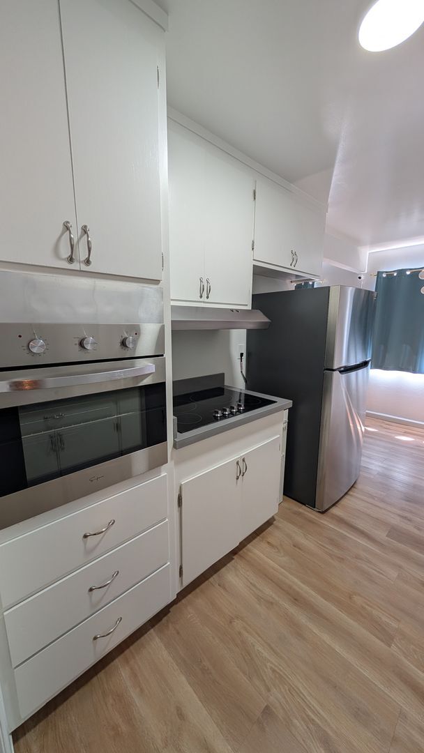 Building Photo - Modern Top Floor Condo, Newly Remodeled -U...