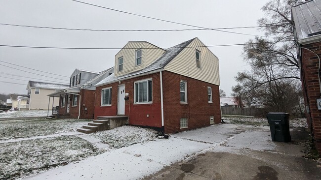 Building Photo - 2-Bedroom, 1-Bathroom Single Family Home f...