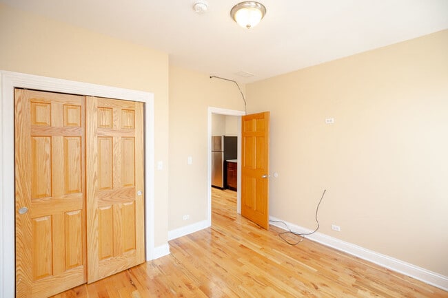 Building Photo - 5556 W Belmont Ave