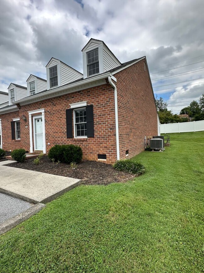 Foto del edificio - 2 Bedroom / 2 Bath Brick Condo - Bristol, TN